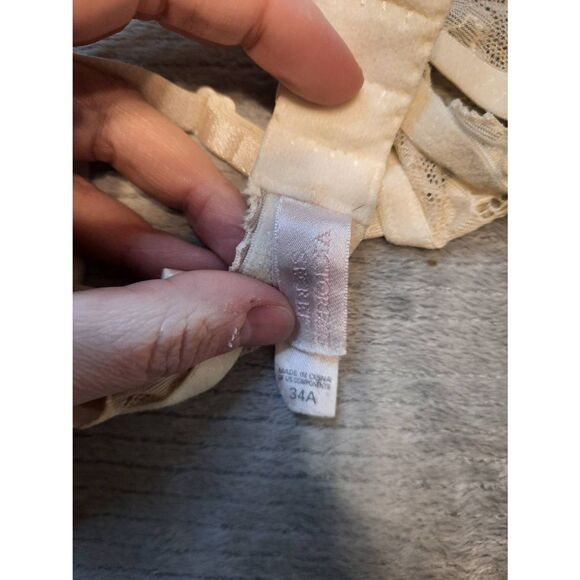 Victoria's Secret Size 34A White Lace Padded Plunge Push Up Bra - Picture 3 of 3